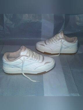 Reebok Sneakers Brand NEW, Women size 9.